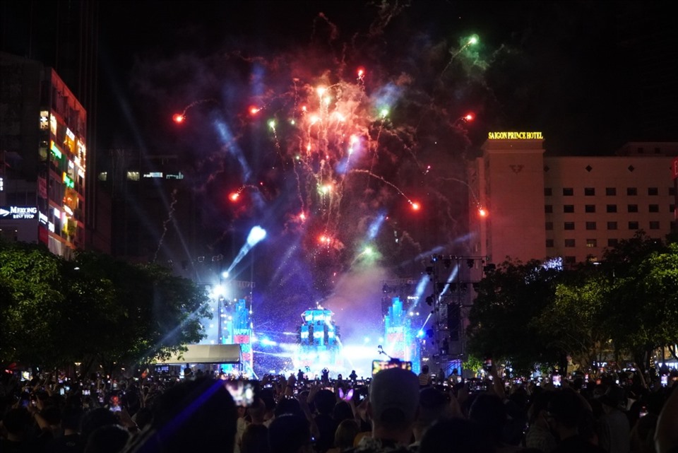 Đúng 0h ngày 1.1.2022, không khí ở phố đi bộ Nguyễn Huệ bắt đầu nhộn nhịp với màn bắn pháo hoa tầm thấp kéo dài khoản 1 phút tại khu vực sân khấu tổ chức countdown để chào đón năm mới.