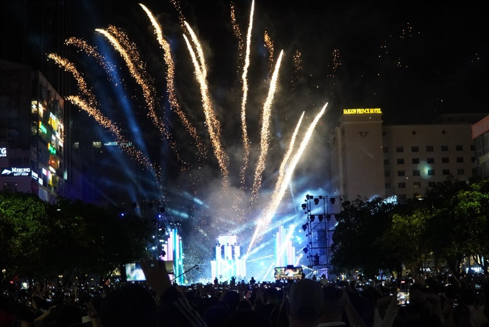Đúng 0h ngày 1.1.2022, không khí ở phố đi bộ Nguyễn Huệ bắt đầu nhộn nhịp với màn bắn pháo hoa tầm thấp kéo dài khoản 1 phút tại khu vực sân khấu tổ chức countdown để chào đón năm mới.