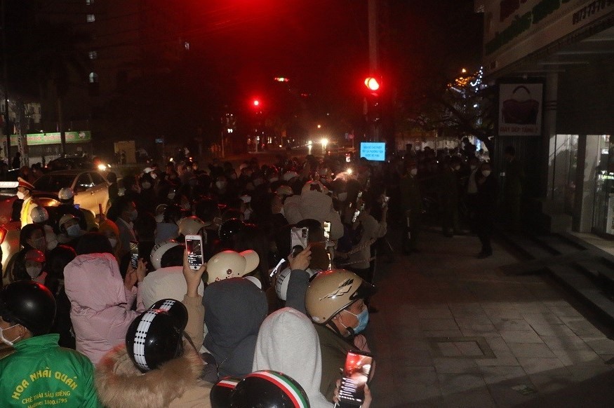 Trong đêm ngày 3.12 đã có hàng trăm người dân phẫn nộ kéo đến trước cửa hàng quần áo trên đường Lê Hoàn, TP. Thanh Hóa. Ảnh: X.C