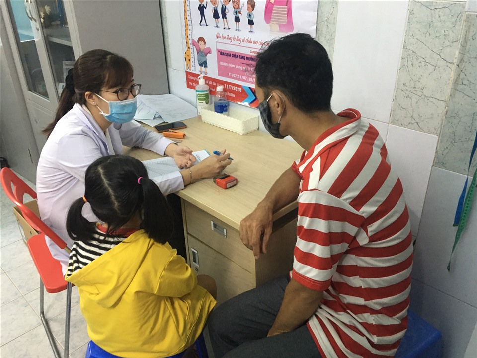 Những trẻ em đến thăm khám sẽ được các bác sĩ chuyên khoa của bệnh viện Nguyễn Tri Phương tư vấn kỹ càng. Ảnh: Vương Minh