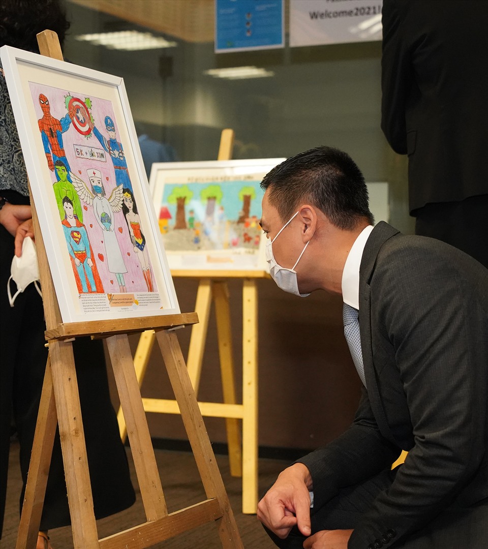 Thứ trưởng Bộ Ngoại giao Đặng Hoàng Giang cho biết rất ấn tượng với tinh thần lạc quan của các em gửi gắm trong triển lãm.