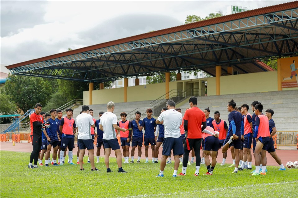 Sau khi đến Singapore và có kết quả RT-PCR âm tính với COVID-19, đội tuyển Campuchia đã có buổi tập đầu tiên chuẩn bị cho AFF Cup 2020.