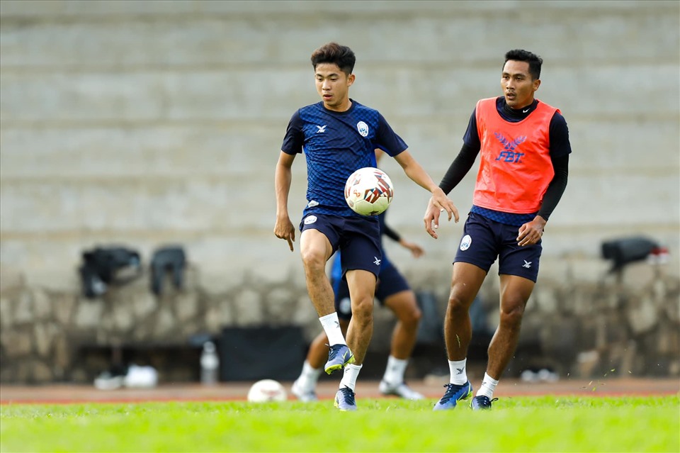 Theo thông tin từ truyền thông Campuchia, các cầu thủ đang gặp khó khăn trong quá trình thích nghi khí hậu cho nhiệt độ Singapore có phần lạnh hơn.