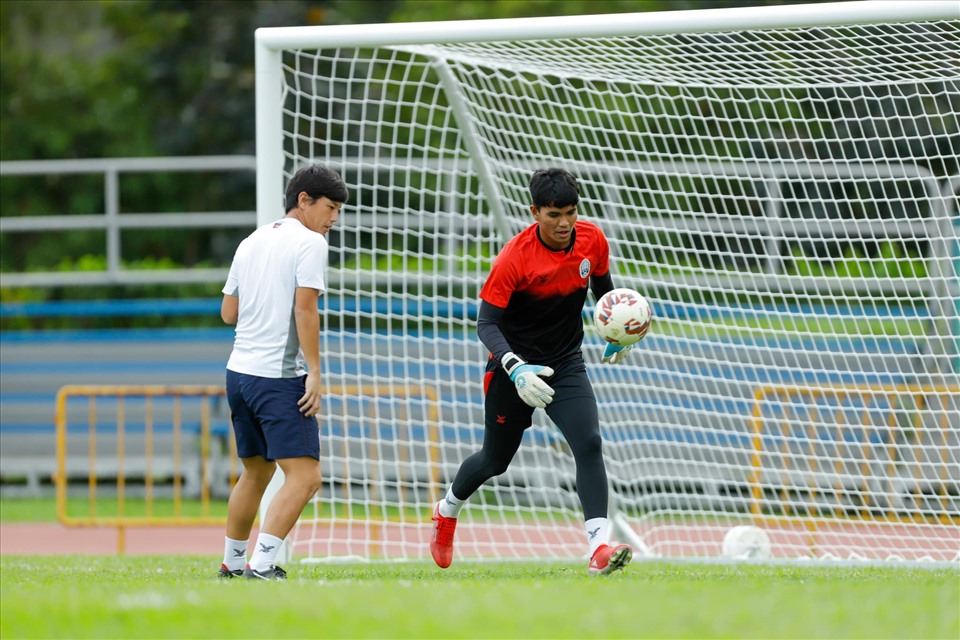 Các thủ môn đội tuyển Campuchia thực hiện bài tập riêng với huấn luyện viên thủ môn.