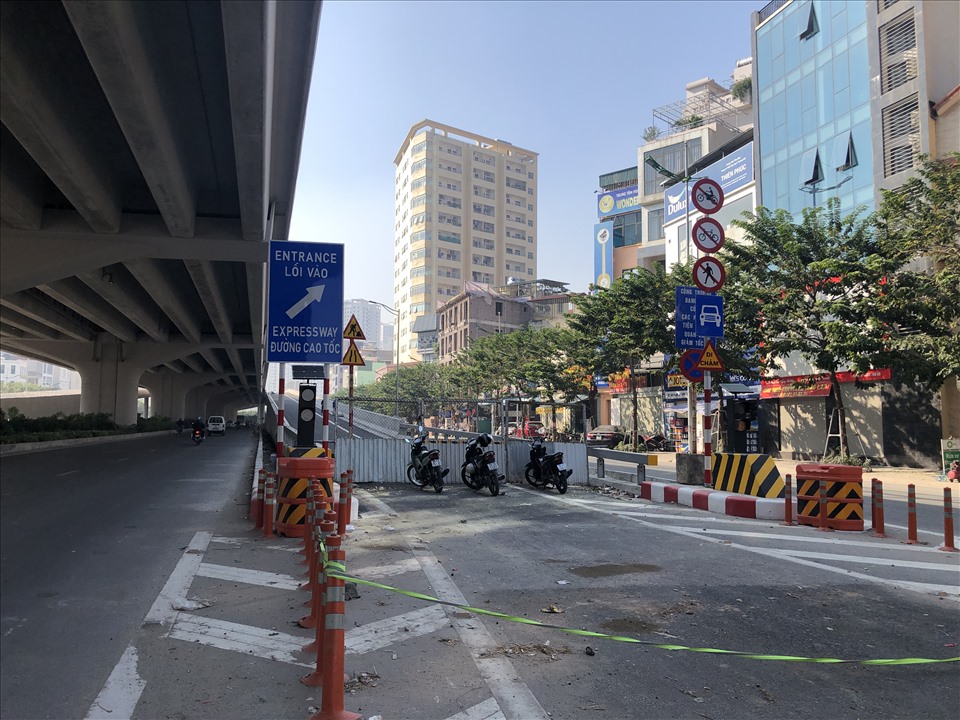 Những hình ảnh đường dẫn lên xuống vẫn bị rào chắn được phóng viên Báo Lao Động ghi nhận ngày 3.12. Ảnh: Bảo Hân