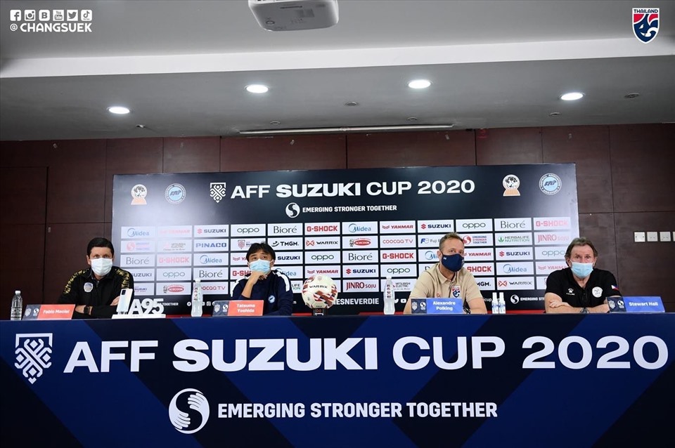 Huấn luyện viên các đội tuyển tham dự họp báo trước ngày ra quân AFF Cup 2020. Ảnh: Changsuek