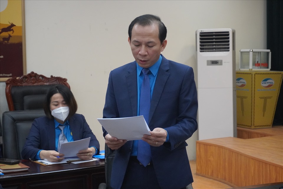 Ông Võ Mạnh Sơn - Chủ tịch LĐLĐ tỉnh Thanh Hóa báo cáo các hoạt động công đoàn trong năm qua. Ảnh: Q.D