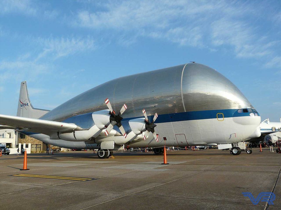 Máy bay vận tải Aero Spacelines Super Guppy được NASA sử dụng để chở các bộ phận tên lửa và tàu vũ trụ. Ảnh: NASA