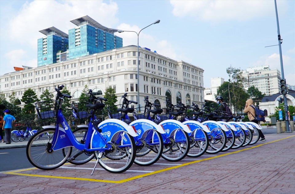 Xe đạp công cộng vừa được Tập đoàn Trí Nam (nhà đầu tư) đưa đến trạm trên đường Lê Lợi (quận 1) để vận hành thử nghiệm.