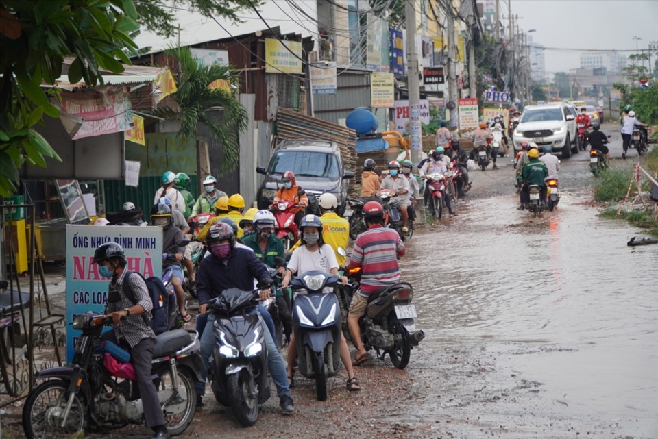 Phần lớn người dân khi đi qua đoạn đường này đều lựa chọn đi vào sát lề đường khiến giao thông qua khu vực này nhiều thời điểm bị ùn ứ.