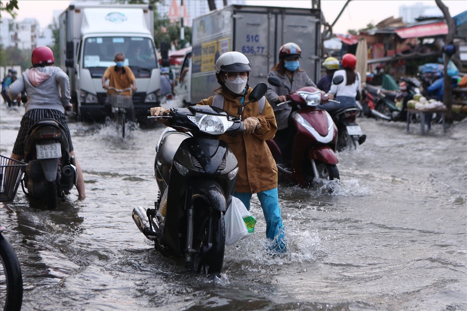 Nhiều phương tiện đi qua đoạn ngập sâu rơi vào tình trạng chết máy, người điều khiển phải xuống xe dắt bộ