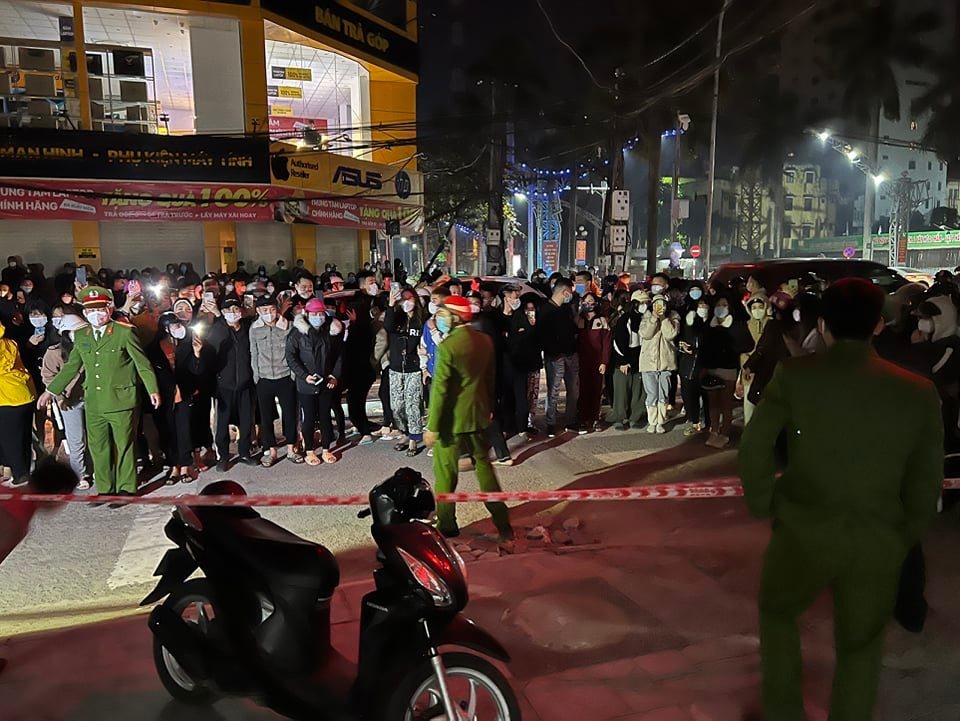 Hàng trăm người dân đã kéo đến trước cửa shop quần áo trong đêm 3.12. Ảnh: L.D