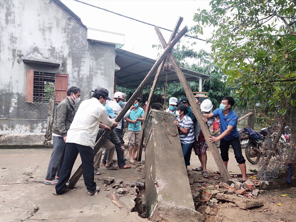 Người dân Phú Yên dọn lại nhà cửa sau cơn lũ, lại thêm khó khăn chồng chất. Ảnh:P.U
