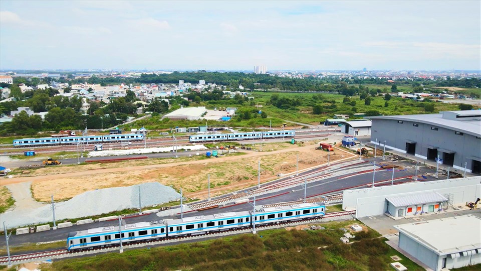 Các đoàn metro trước đó được đưa về depot Long Bình để chờ triển khai công tác chạy thử.  Ảnh: Anh Tú