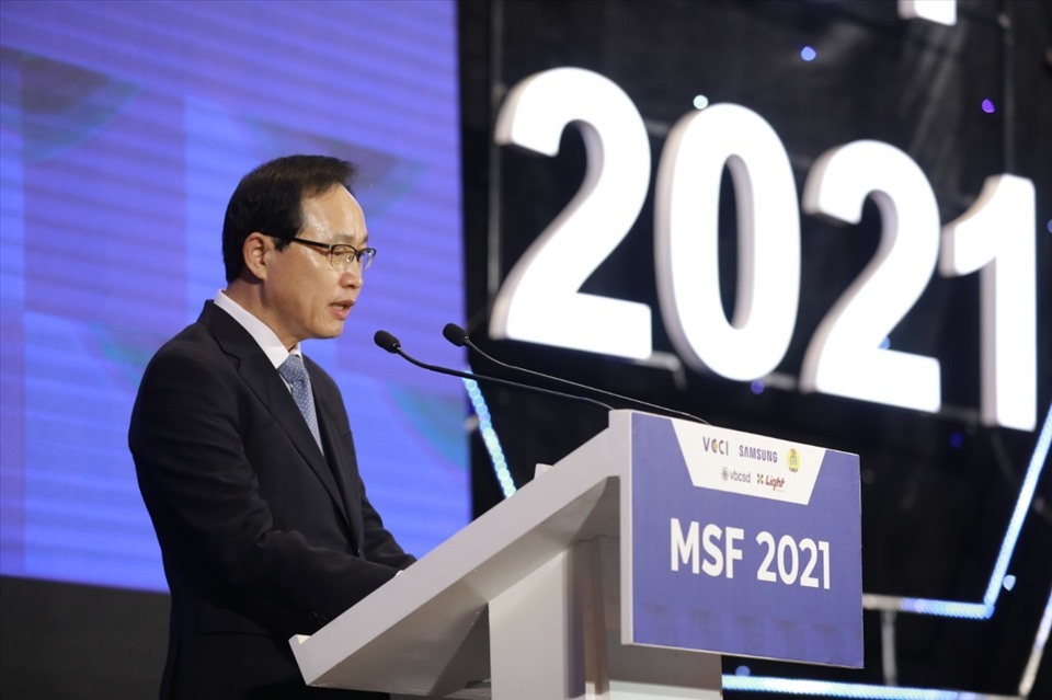 Tổng Giám đốc Samsung Việt Nam Choi Joo Ho phát biểu tại diễn đàn.
