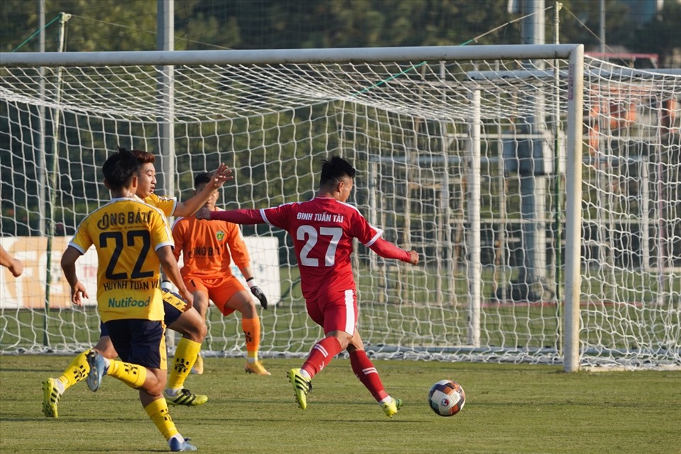 U21 Viettel (áo đỏ) là đương kim vô địch nhưng đã thua U21 Học viện Nutifood JMG 2-3 chiều 4.12. Ảnh: Anh Tuyến