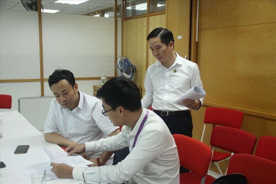 2 Phó Chủ tịch CLB Tình người là ông Trần Ngọc Việt (trái) và ông Nguyễn Vinh Hiển (sau), trong buổi làm việc với PV Lao Động. Ảnh: Phan Loan