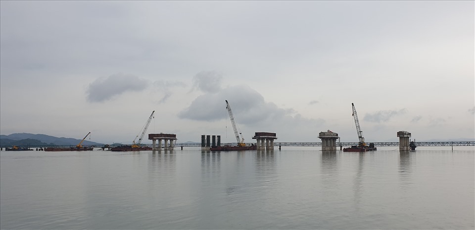 Công trình cầu Vân Tiên tại thời điểm phát động chiến dịch thi đua 100 ngày hoàn thành 3 công trình giao thông trọng điểm của Quảng Ninh, ngày 2.9.2021. Ảnh: Nguyễn Hùng