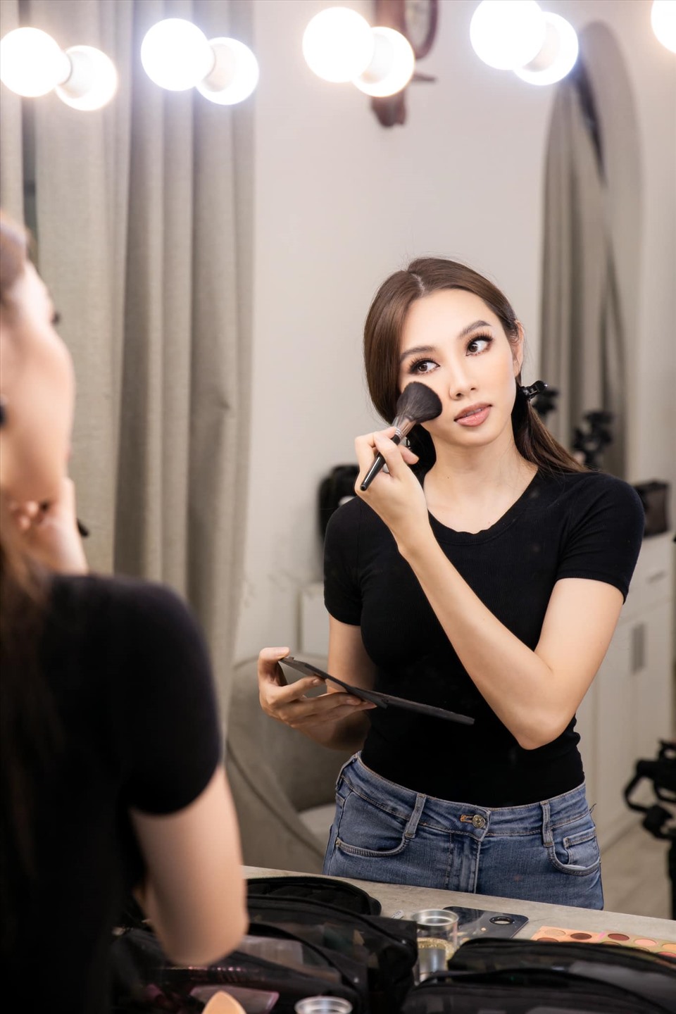 Thuỳ Tiên tập catwalk, makeup và làm tóc. Ảnh: CMH.