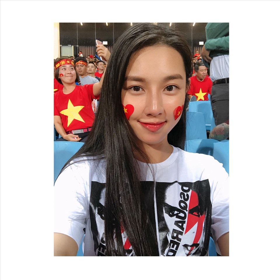 Miss Grand International 2021 Nguyễn Thúc Thuỳ Tiên là fan cuồng của bóng đá. Ảnh: FBNV