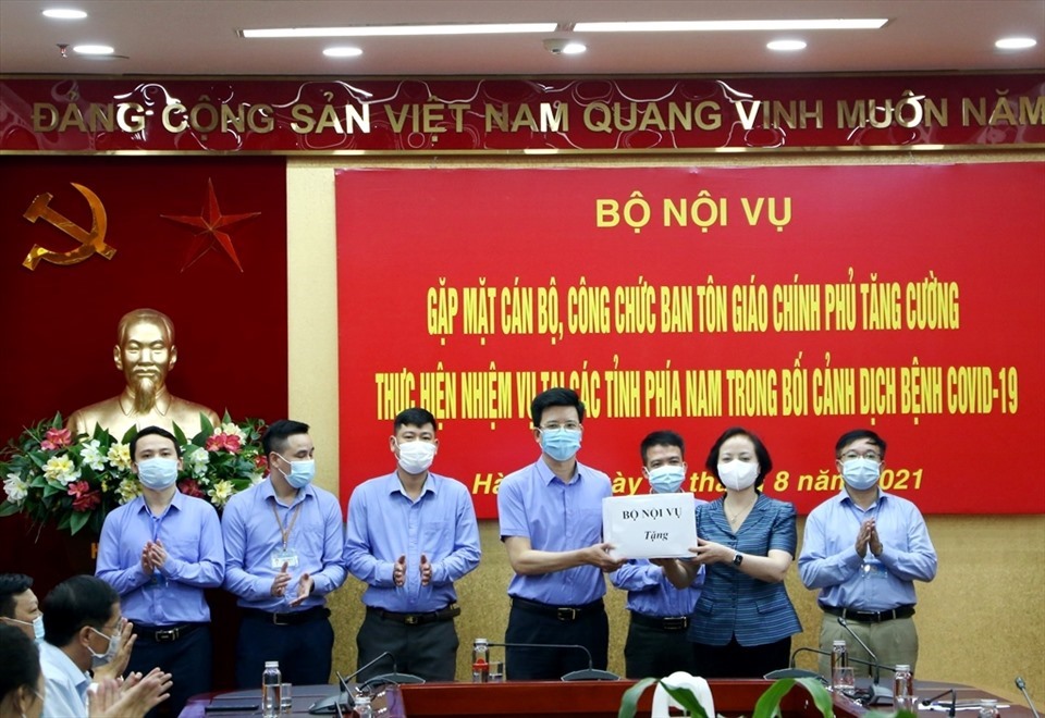 Bộ trưởng Phạm Thị Thanh Trà tặng quà động viên Tổ công tác