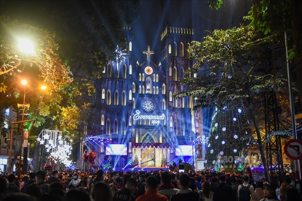 Người dân Hà Nội tham gia lễ Giáng sinh, năm 2020. Ảnh: LĐO.