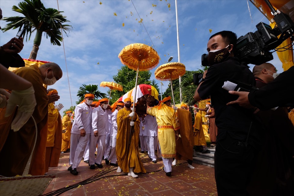 “Đề nghị không vòng hoa phúng điếu, không tiểu sử dài dòng, không tiêu tốn thời gian và tổn hại công đức của tăng ni và Phật tử. Nếu quý vị tưởng nhớ tới tôi thì niệm danh hiệu Phật và tụng thời kinh tại trụ xứ của mình hồi hướng công đức cho thế giới hoà bình, nhân sinh an lạc“. Ảnh: Hải Nguyễn