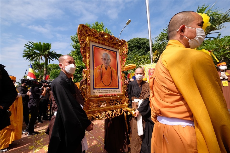 Ban Thường trực Hội đồng Trị sự Trung ương Giáo hội Phật giáo Việt Nam đề nghị Ban trị sự Giáo hội Phật giáo Việt Nam các cấp treo Phật kỳ rủ, thiết lập hương án, di ảnh của Đức Pháp chủ và tổ chức tưởng niệm tại trụ sở. Các chùa, các tự viện đồng thời cử chuông trống Bát nhã và niệm Phật đúng vào thời gian Giáo hội tổ chức lễ tưởng niệm vào hồi 9h00 ngày 24.10. Ảnh: Hải Nguyễn