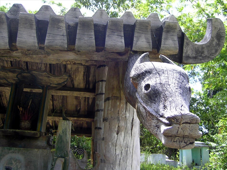 Điêu khắc đầu trâu trên mái 1 nhà mồ Cơ Tu ở huyện Đông Giang, Quảng Nam. Ảnh: Thanh Hải