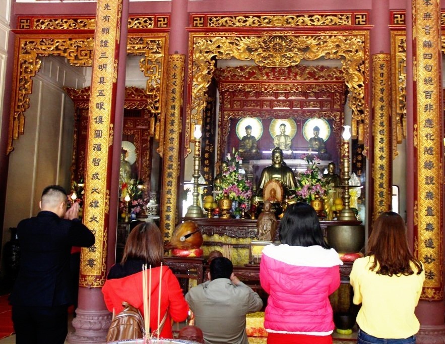 Người dân xứ Huế đi lễ chùa ở Tổ đình Thiền Tôn (phường An Tây, TP. Huế). Ảnh: PĐ.
