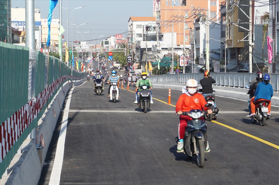 Nhanh cầu Bưng thông xe giúp giảm ùn tắc giao thông trên đường Lê Trọng Tấn.  Ảnh: Minh Quân