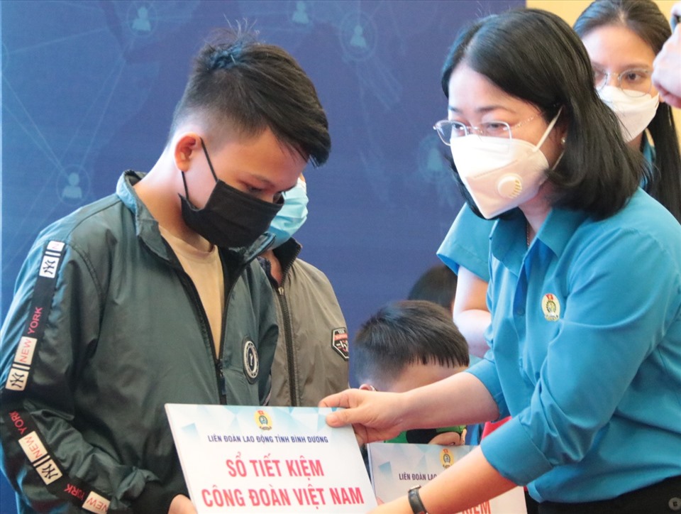 Bà Nguyễn Kim Loan - Chủ tịch LĐLĐ tỉnh Bình Dương trao sổ tiết kiệm Công đoàn Việt Nam hỗ trợ trẻ mồ côi.