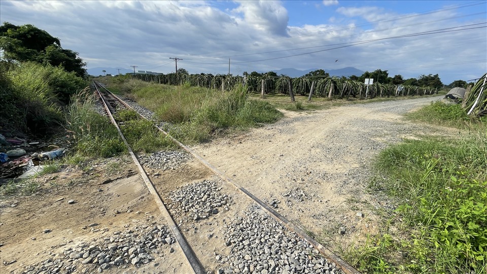 Vị trí đường đất giao với đường sắt 2 lần xảy ra tai nạn đường sắt. Ảnh: DT