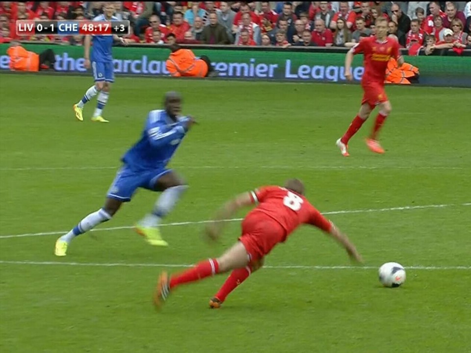 Cú trượt chân tai hại của Gerrard năm 2014
