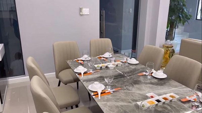 Ngôi nhà được vợ chồng Việt Hương lên ý tưởng thiết kế theo phong cách hiện đại với nội thất sang trọng. Tông màu trắng chủ đạo toát lên vẻ thanh tao và trẻ trung cho tổ ấm của nữ nghệ sĩ.