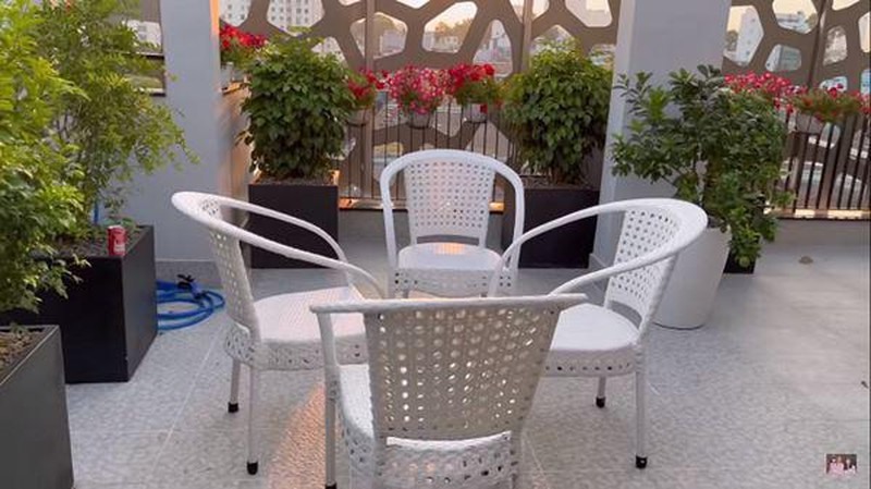 Hoa hậu Diễm Hương chụp ảnh tại phòng lưu niệm của nghệ sĩ Việt Hương.