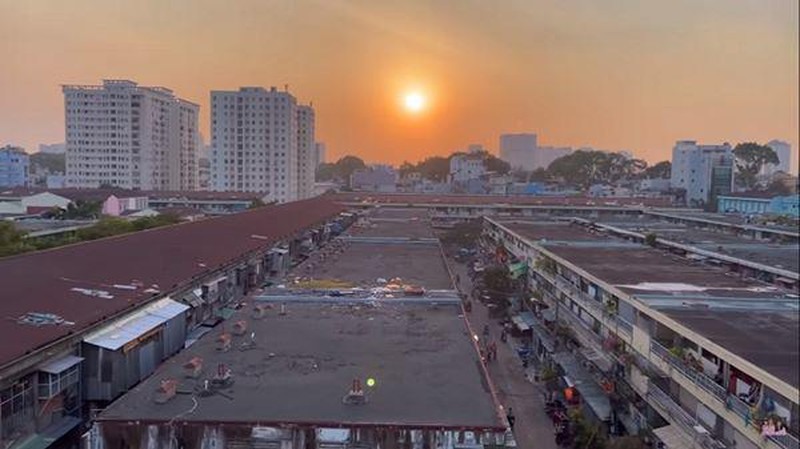 Không gian phòng ngủ của nữ nghệ sĩ có phần bắt mắt và rạng rỡ hơn với điểm nhấn giường ngủ có nệm màu vàng. Kế bên giường là chiếc ghế massage để tiện thư giãn sau một ngày làm việc mỏi mệt. Tuy trang trí đơn giản nhưng phòng ngủ của Việt Hương luôn toát lên sự tinh tế, gọn gàng và sạch sẽ.