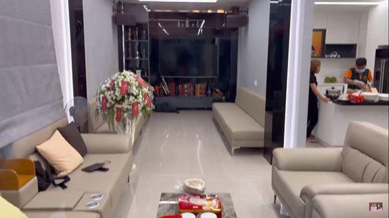 Kế bên phòng khách là khu vực ăn uống được thiết kế rộng rãi. Bộ bàn ăn vân đá màu xám được thiết kế trang trọng với sức chứa đến gần 15 người. Đây là không gian vợ chồng Việt Hương thường cùng bạn bè tổ chức ăn uống quây quần bên nhau.