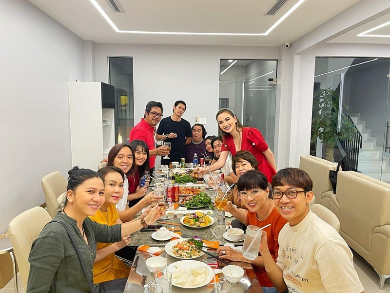 Bộ bàn ăn vân đá màu xám được thiết kế trang trọng với sức chứa đến gần 15 người.