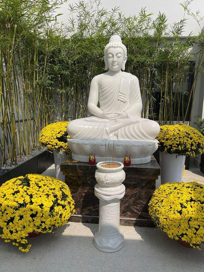 Việt Hương còn dành một vị trí trang trọng trong nhà để trưng bày nhiều kỷ vật ý nghĩa trong một chiếc tủ lớn.