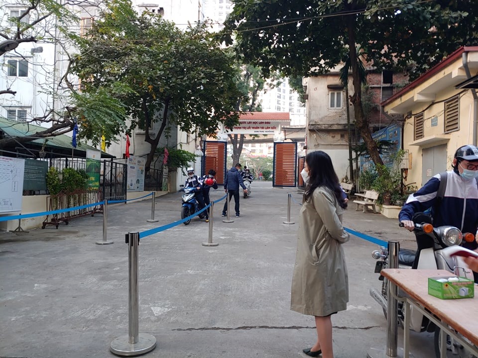 Tại Trường THPT Quang Trung - Đống Đa (quận Đống Đa), đúng 6h15 phút, các thầy cô đã có mặt tại cổng trường, thực hiện công tác phân luồng, đảm bảo giãn cách đón học sinh vào lớp học. Ảnh: Tường Vân
