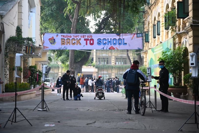 Trong sáng nay, học sinh Trường THPT Việt Đức (quận Hoàn Kiếm) trở lại trường học sau kỳ nghỉ. Ảnh: Minh Ánh