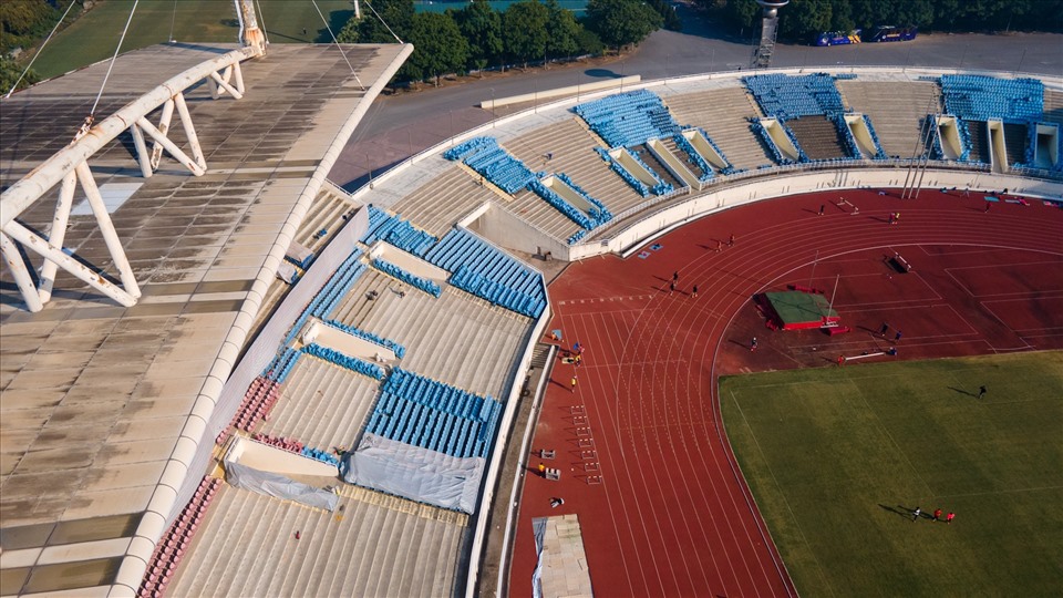 Toàn bộ ghế sân Mỹ Đình được thao dỡ để tiếp tục tu sửa và hoàn thiện chuẩn bị cho vòng loại thứ 3 World Cup 2022 và SEA Games 31. Ảnh: Q.M
