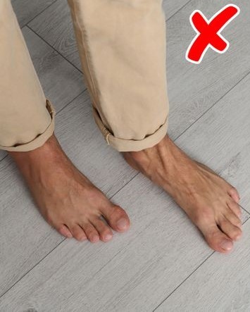 Việc đi lại trong nhà mà không mang dép có thể gây ra các chấn thương khi bạn vô tình ngã hoặc va chạm vào các khu vực góc cạnh trong nhà. Khi đó, đôi bàn chân sẽ không được bảo vệ bởi dép hay giày.