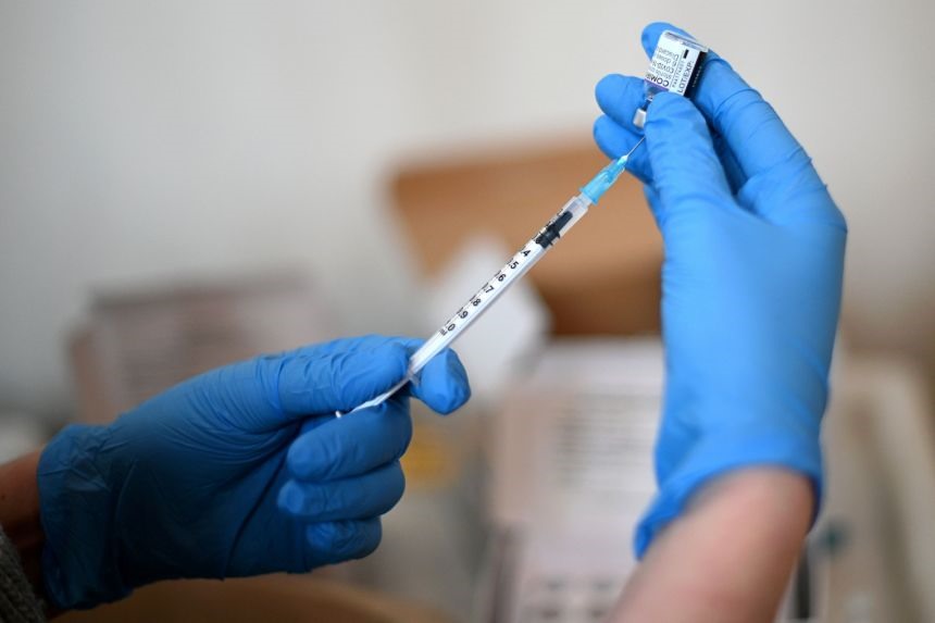 Các nhà sản xuất vaccine COVID-19 đang xem xét đề điều chỉnh vaccine chống biến thể Omicron. Ảnh minh họa. Ảnh: AFP