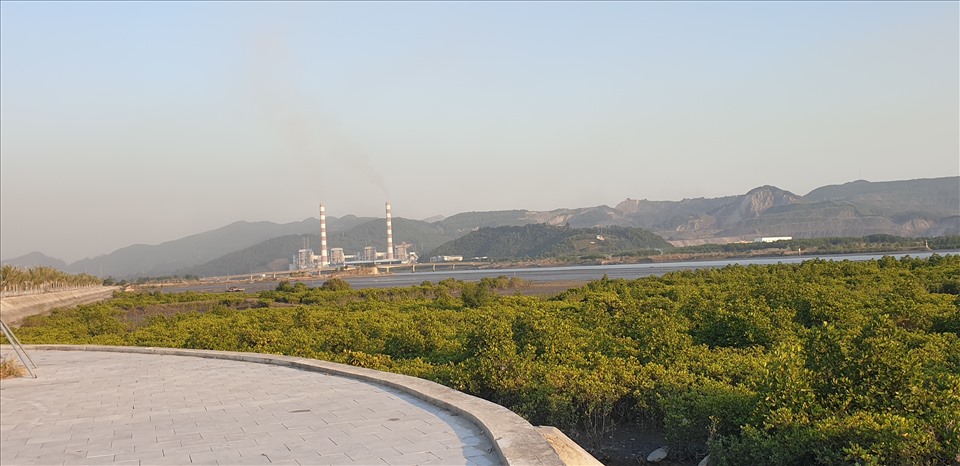 Giá đất xung quanh vịnh Cửa Lục đang tăng chóng mặt. Ảnh: Nguyễn Hùng