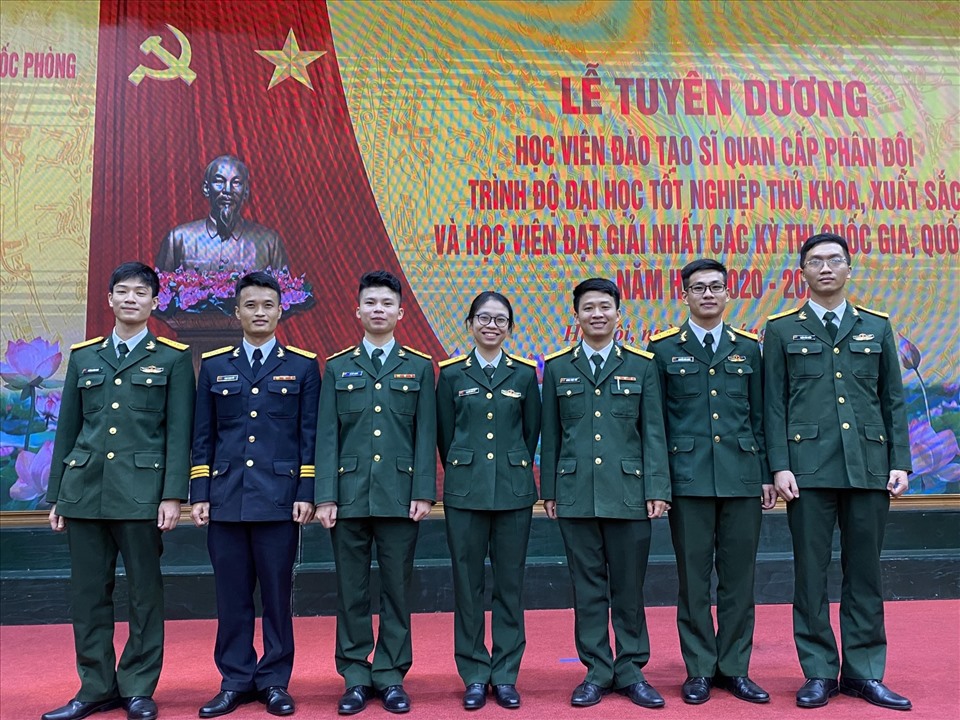 Lê Viết Thành cùng thủ khoa các trường quân đội trong lễ tuyên dương do Bộ Quốc Phòng tổ chức. Ảnh: NVCC