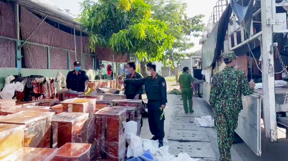 Tổ liên ngành phòng chống buôn lậu tỉnh An Giang bắt giữ nhiều vụ vận chuyển hàng không rõ nguồn gốc. Ảnh: VT