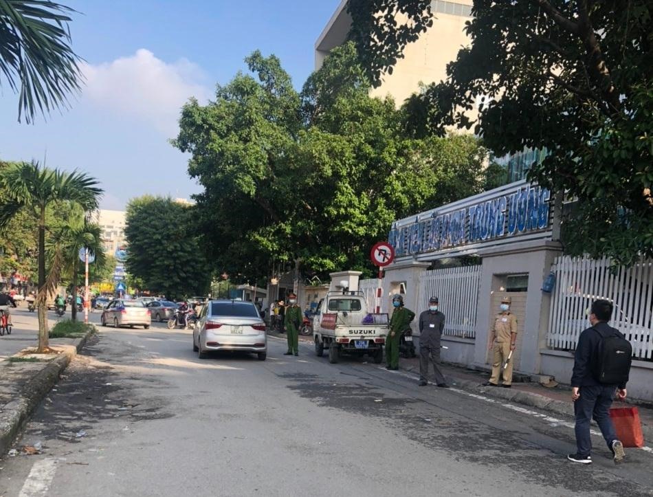 Công an phường Phương Mai “chỉnh” trật tự giao thông tại trước cổng các bệnh viện. Ảnh Cấn Linh