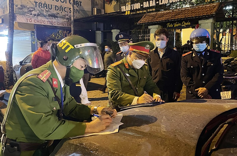 Tổ liên ngành quận Đống Đa xử lý vi phạm trật tự đô thị trên tuyến phố Nguyễn Văn Tuyết.